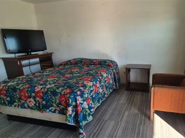Base Motel By OYO South Tampa