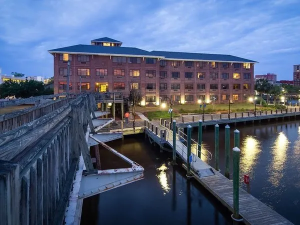 Best Western Plus Coastline Inn