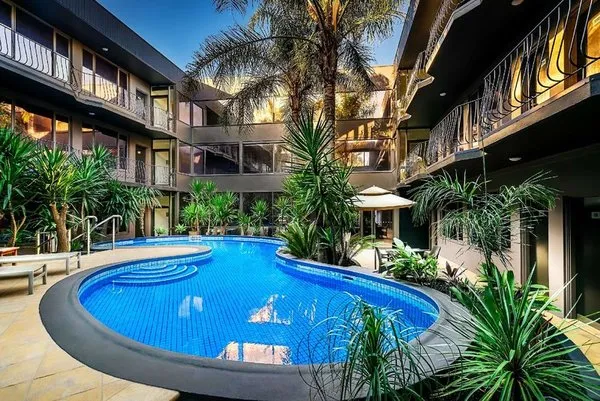 Best Western Plus Travel Inn Carlton