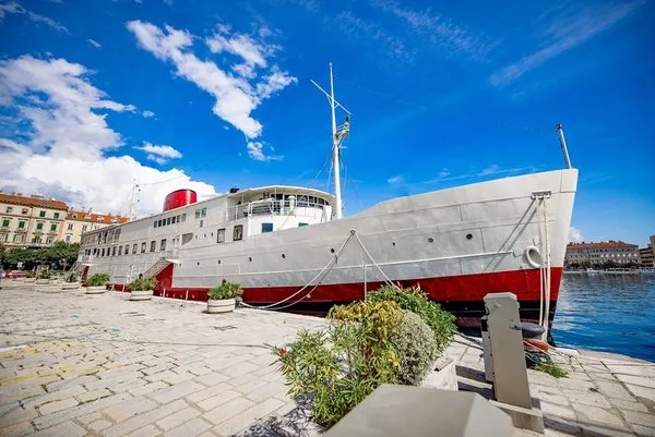 Botel Marina