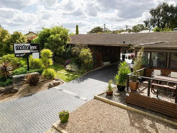 Bristol Hill Motor Inn & Peppas Restaurant