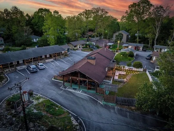 CedarWood Inn