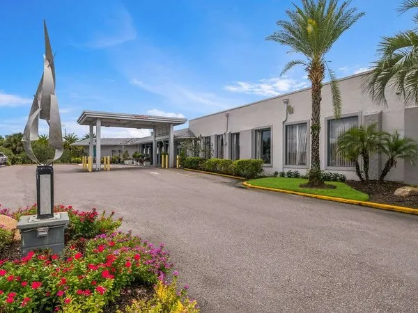Clarion Inn & Suites Across From Universal Orlando Resort Hotel