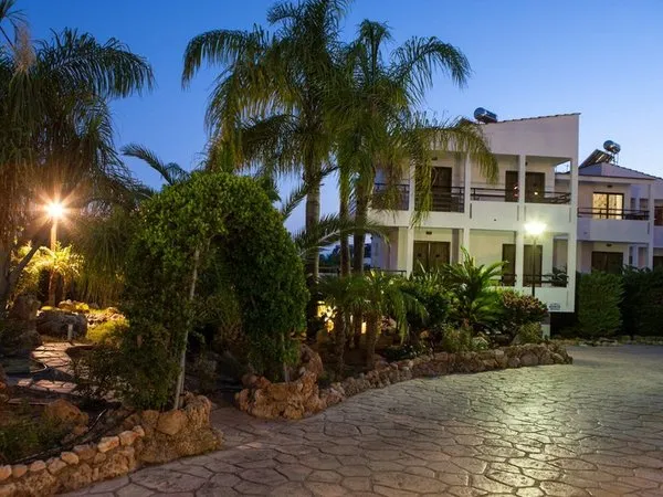 Coliseum Studios & Apartments