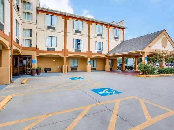 Comfort Inn & Suites Love Field-Dallas Market Center