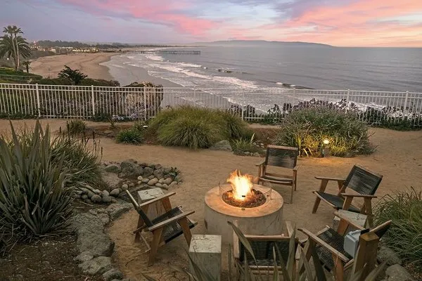Cottage Inn By the Sea