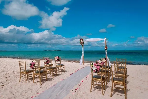 Courtyard Nassau Downtown/Junkanoo Beach