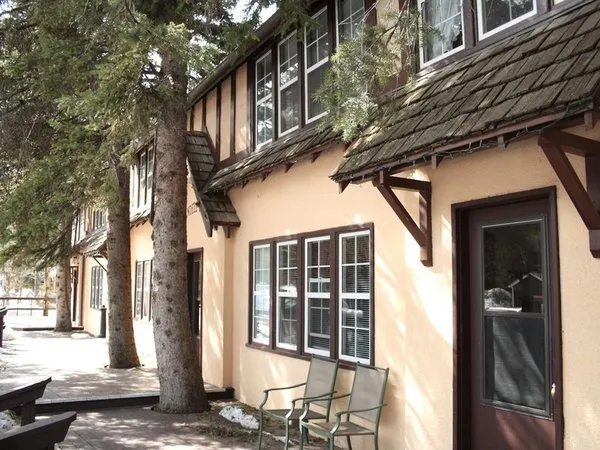 Crandell Mountain Lodge Waterton Park