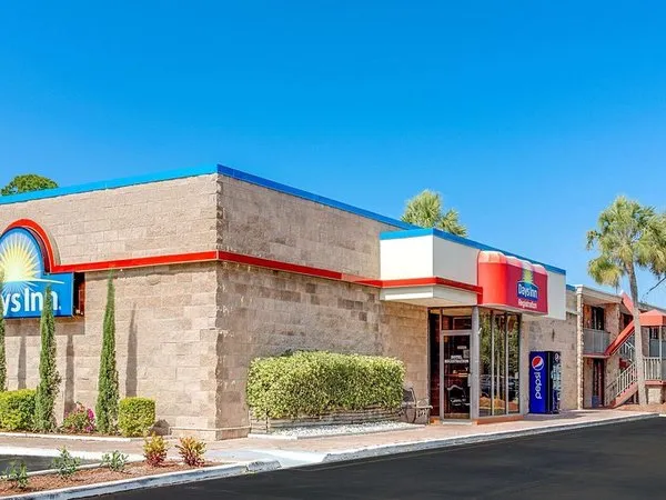 Days Inn by Wyndham Bradenton - Near the Gulf