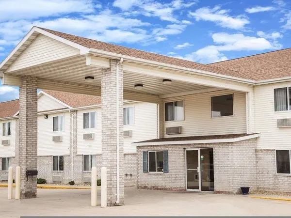 Days Inn by Wyndham Evansdale Waterloo