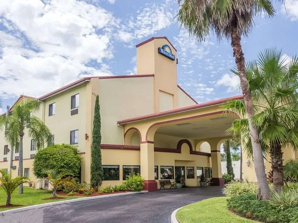 Days Inn by Wyndham Sarasota I-75