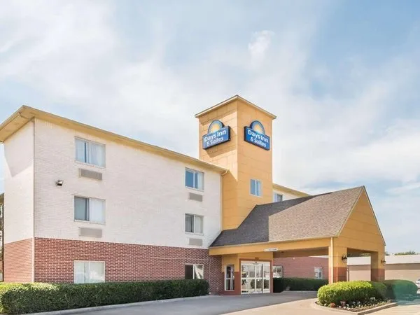 Days Inn & Suites by Wyndham Dallas