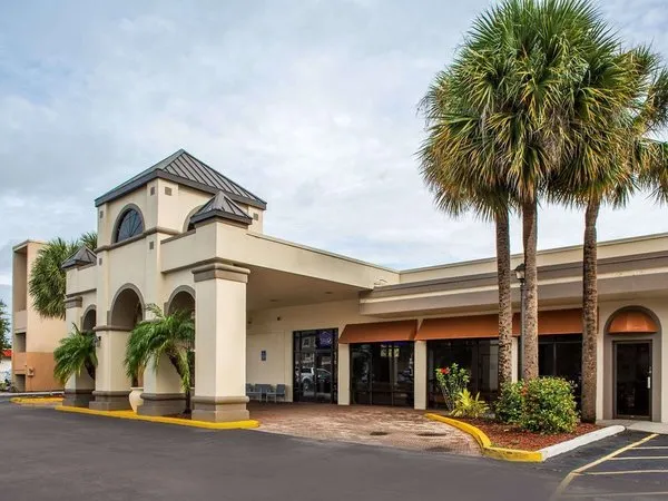 Days Inn & Suites by Wyndham Orlando Airport