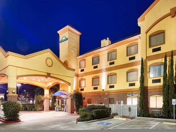 Days Inn & Suites by Wyndham Sam Houston Tollway