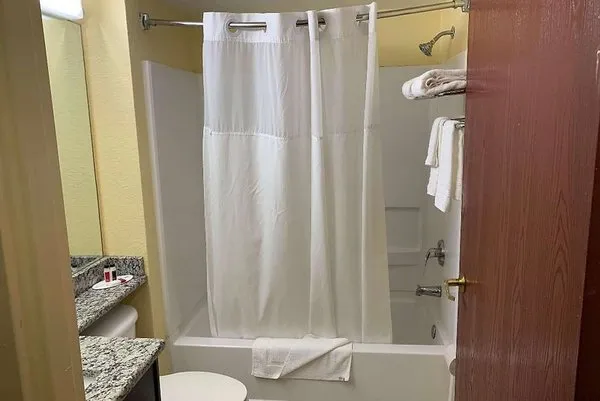 Days Inn & Suites by Wyndham Tampa / Raymond James Stadium