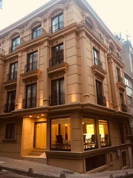 Deluxe Newport Hotel