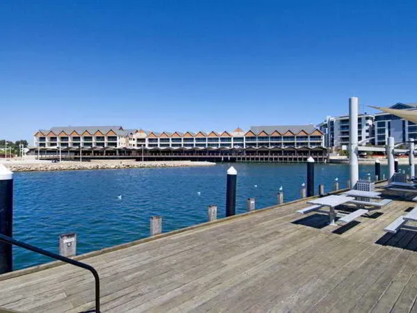 Dolphin Quay Apartment Hotel