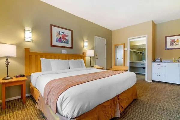 Econo Lodge Inn & Suites