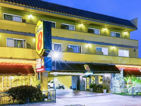 Elev8 Hotel Los Angeles LAX