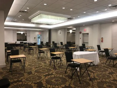 Executive Suites Hotel and Conference Center - Burnaby
