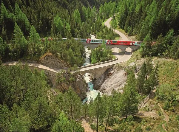 Glacier und Bernina Express erleben