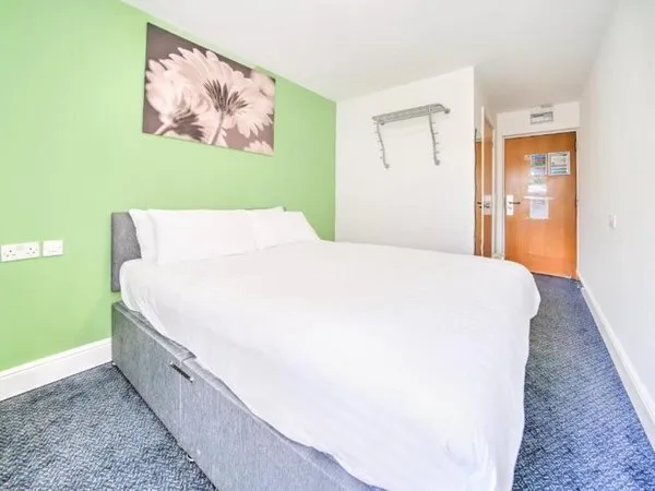 GO2 Gloucester Hotel by OYO