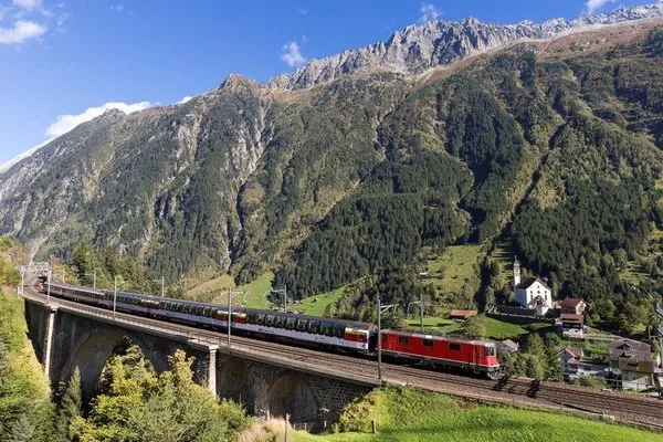 Gotthard Panorama Express & Vierwaldstättersee