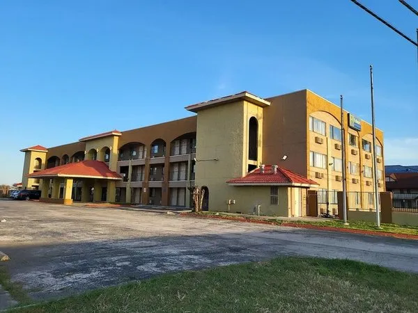 Hallmark Inn & Suites