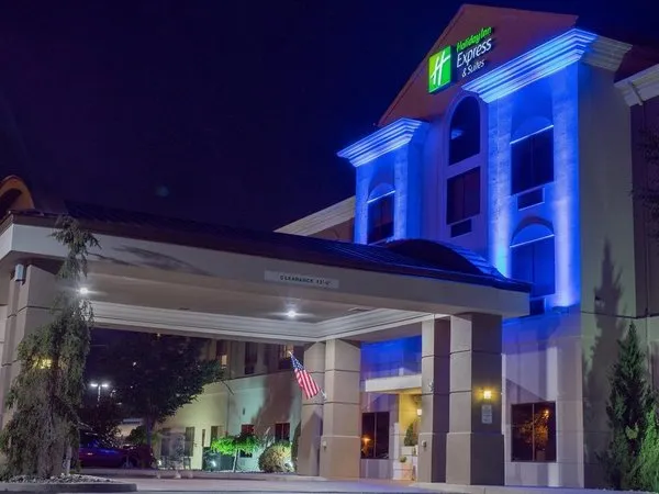Holiday Inn Express Hotel & Suites