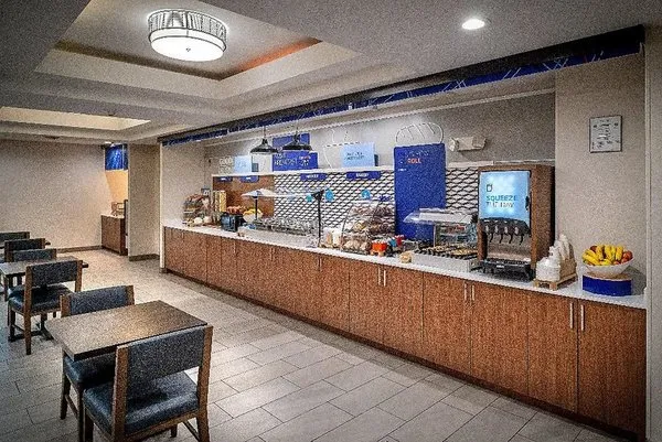 Holiday Inn Express Hotel & Suites Fairmont