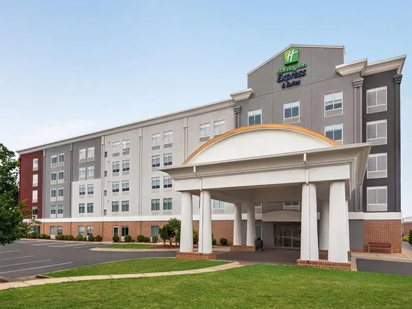 Holiday Inn Express Hotel & Suites Fredericksburg