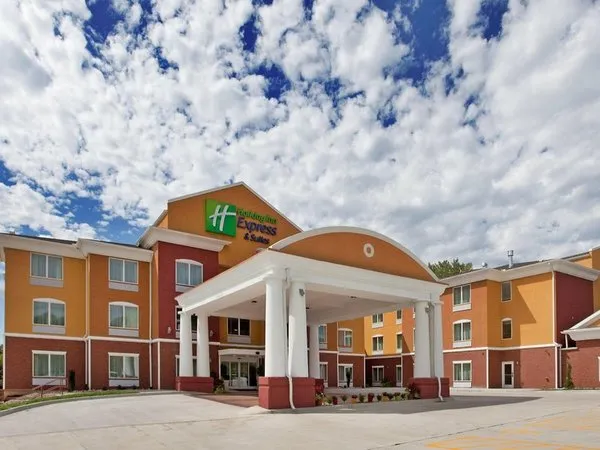 Holiday Inn Express Hotel & Suites Kansas City Sports Complex