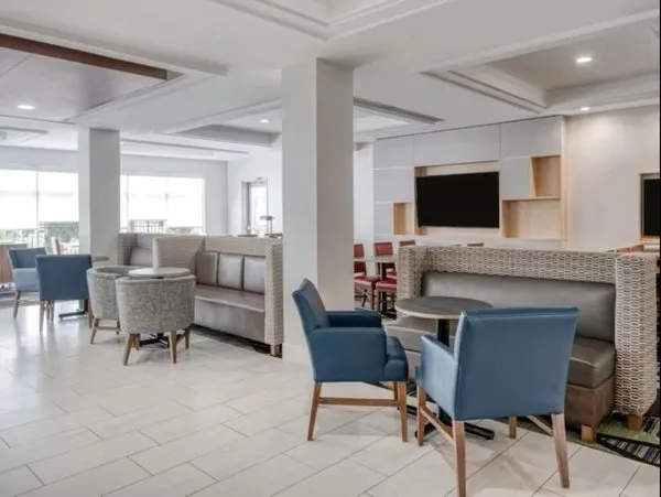 Holiday Inn Express Hotel & Suites Ottawa Airport