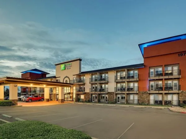 Holiday Inn Express & Suites Branson 76 Central