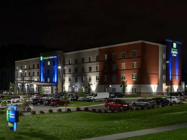 Holiday Inn Express & Suites Charlotte Airport