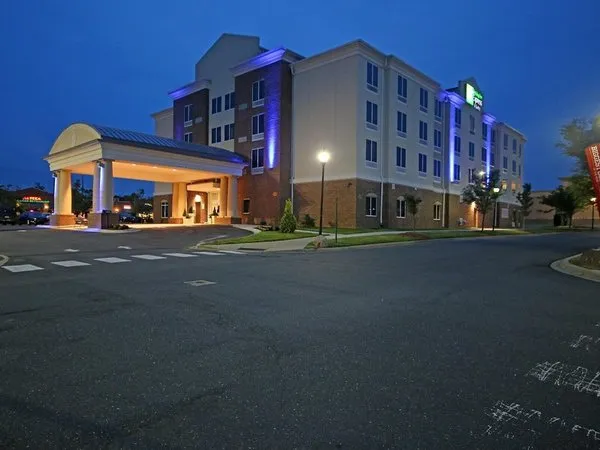 Holiday Inn Express & Suites Charlotte North