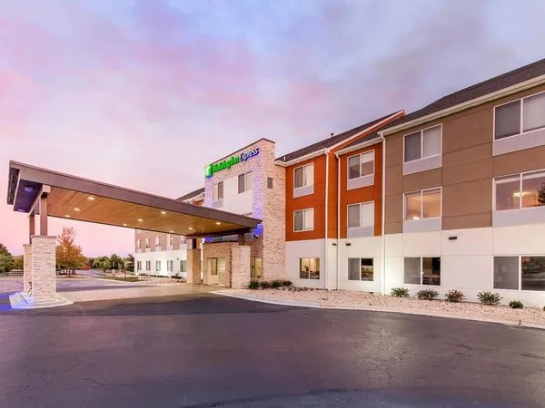 Holiday Inn Express & Suites Chicago West - St Charles