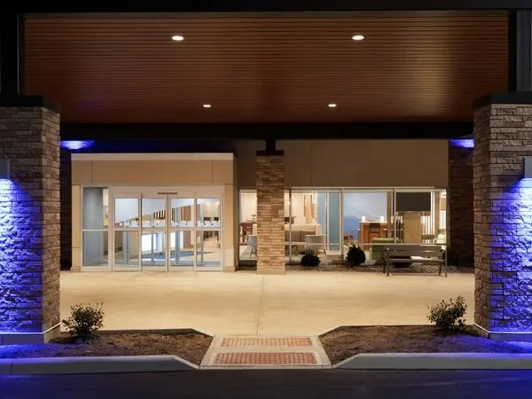 Holiday Inn Express & Suites Cincinnati NE Red Bank Road
