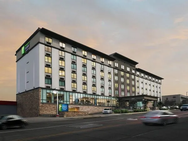 Holiday Inn Express & Suites Fort Worth Downtown