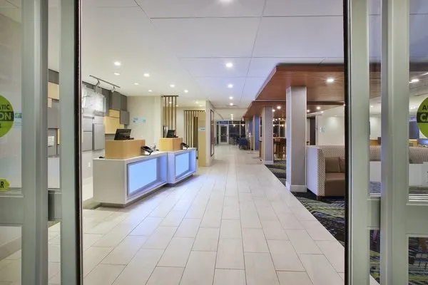 Holiday Inn Express & Suites Grand Rapids - Airport North