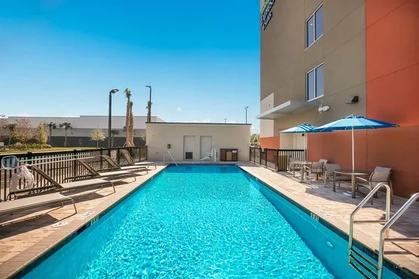 Holiday Inn Express & Suites Jacksonville - Town Center