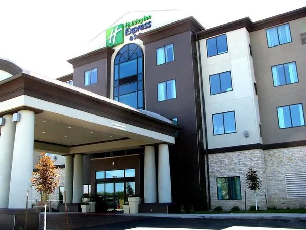 Holiday Inn Express & Suites Kansas City Airport