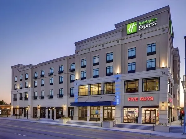Holiday Inn Express & Suites Kansas City KU Medical Center