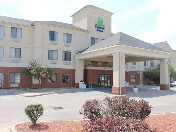 Holiday Inn Express & Suites Kansas City-Liberty (Hwy 152)