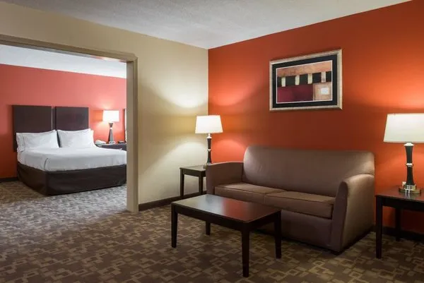 Holiday Inn Express & Suites Lexington Downtown Area-Keeneland