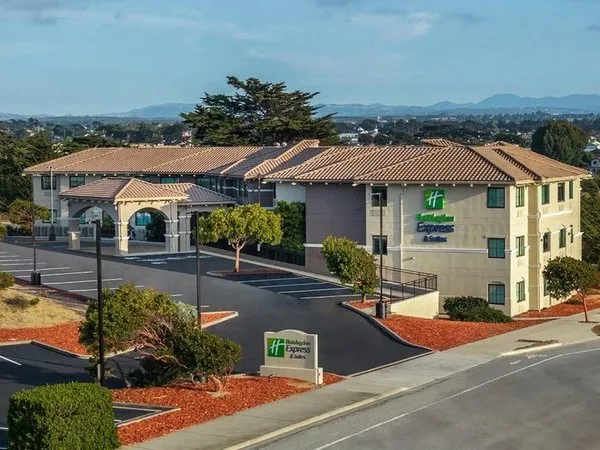 Holiday Inn Express & Suites Marina - State Beach Area