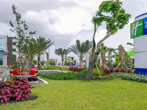 Holiday Inn Express & Suites Miami Airport East