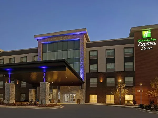 Holiday Inn Express & Suites Milwaukee - Brookfield
