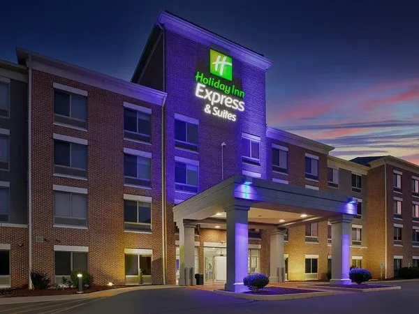 Holiday Inn Express & Suites Milwaukee NW  Park Place
