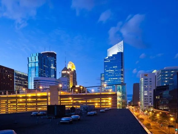 Holiday Inn Express & Suites Minneapolis-Dwtn (Conv Ctr)